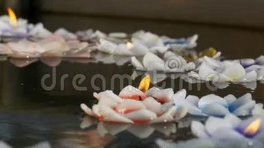 莲花彩烛浮于水中的佛寺. 帕塔亚。 泰国。